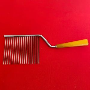 ESTATE FIND: VINTAGE CAKE BREAKER W/ BUTTERSCOTCH BAKELITE HANDLE